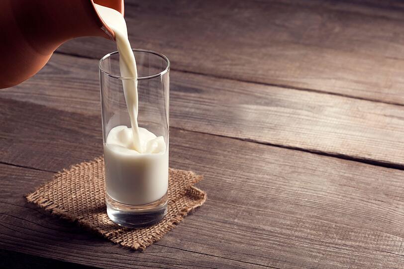 Milch hat schon l&auml;nger mit einem schlechten Ruf zu k&auml;mpfen. Seit einigen Jahren steht das Kuherzeugnis unter dem Verdacht, bestimmte Krebs- sowie Herz-Kreislauf-Erkrankungen zu f&ouml;rdern. Dem widersprechen einige Wissenschaftler und bef&uuml;rworten den Konsum von Milch. Dabei ist allerdings wichtig, dass Milch und Milchprodukte in Bio-Qualit&auml;t gekauft werden.