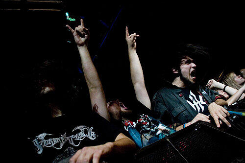 Metal-Fans im Backstage. Six Feet Under hat nach wie vor eine treue Fangemeinde.