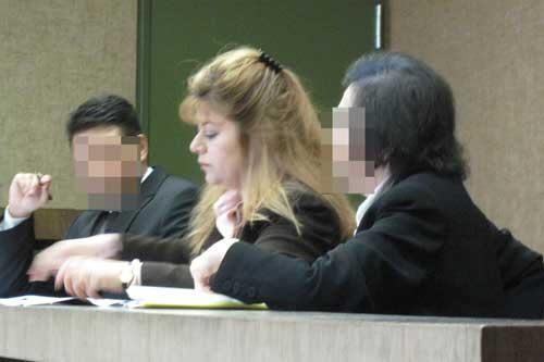 Angeklagt: Schwiegermutter Nasrin A. (re.) soll geschlagen haben; Reza A. (li.) wollte die Abtreibung. In der Mitte. Die Gerichtsdolmetscherin