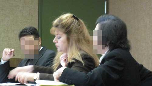 Angeklagt: Schwiegermutter Nasrin A. (re.) soll geschlagen haben; Reza A. (li.) wollte die Abtreibung. In der Mitte. Die Gerichtsdolmetscherin Angeklagt: Schwiegermutter Nasrin A. (re.) soll geschlagen haben; Reza A. (li.) wollte die Abtreibung. In der Mitte. Die Gerichtsdolmetscherin