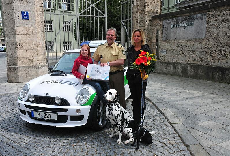 Die kleine Laetitia bekommt von der Polizei eine Spielkonsole geschenkt. Die Schülerin hatte einem verunglückten Rollstuhlfahrer vorbildlich geholfen.