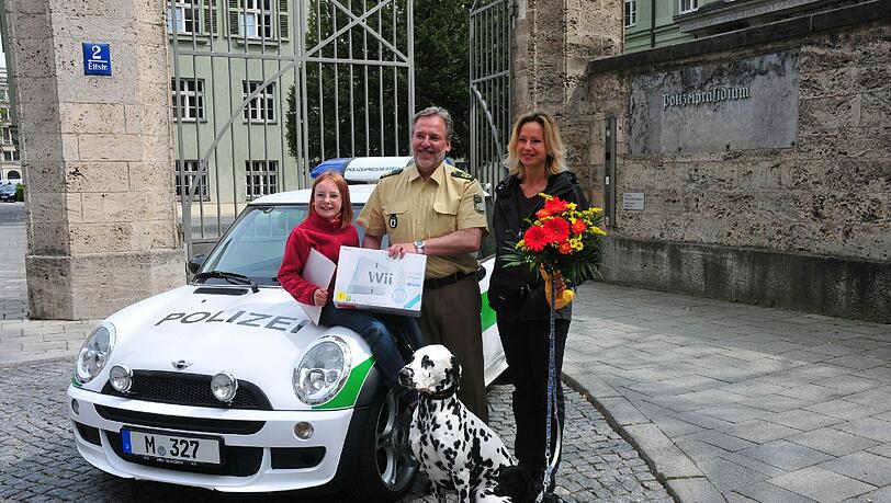Die kleine Laetitia bekommt von der Polizei eine Spielkonsole geschenkt. Die Schülerin hatte einem verunglückten Rollstuhlfahrer vorbildlich geholfen. Die kleine Laetitia bekommt von der Polizei eine Spielkonsole geschenkt. Die Schülerin hatte einem verunglückten Rollstuhlfahrer vorbildlich geholfen.