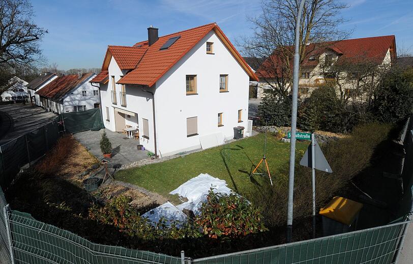 Brutaler Doppelmord in Notzing bei Erding: Ein Ehepaar wurde tot im Garten verscharrt. Der 21-jährige Täter hat sich gestellt - er ist der Ex-Freund der Tochter.