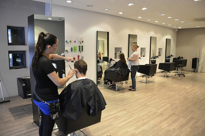 Am Donnerstag hat &bdquo;Just Hair&ldquo; in der Sperrzone wieder geöffnet. Kunden werden an der Absperrung abgeholt.
