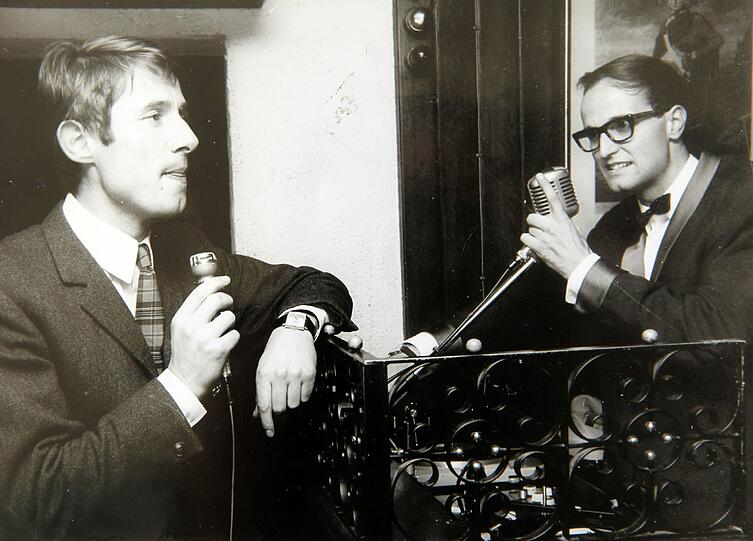 1965. Udo Jürgens zusammen mit Discjockey Klaus Quirin in der Discothek "Scoth Club" in Aachen.