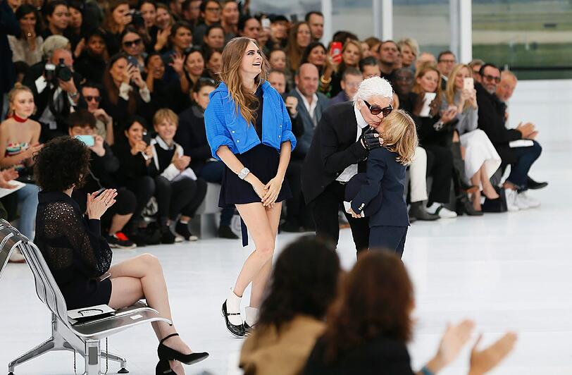 Karl Lagerfeld mit Cara Delevingne und seinem Patensohn Hudson Kroenig