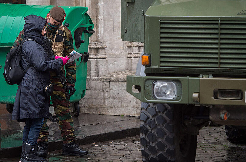 Militär und Polizei zeigen in Brüssel Präsenz, viele Geschäfte und Einrichtungen sind geschlossen. Es herrscht höchste Terror-Warnstufe in der belgischen Hauptstadt.