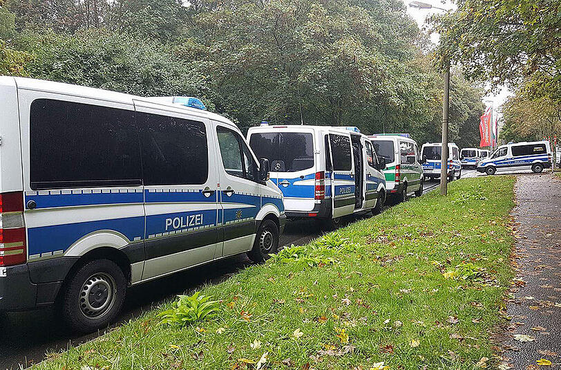 Bilder vom Polizei-Großeinsatz in einem Chemnitzer Wohngebiet. Laut Polizei könnten die Verdächtigen einen Sprengstoff-Anschlag vorbereitet haben.