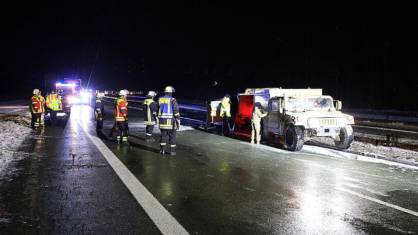 Nachdem der in Flammen stehende Hummer unkontrolliert über die Autobahn gerollt war, brannte er an der Mittelleitplanke völlig aus. Die Bilder.