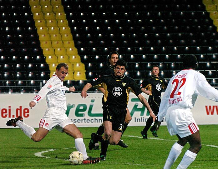 Nürnbergs Robert Vittek (l) gegen Aachen im Geisterspiel im Januar 2004. 
Nachdem der 1:0 Erfolg von Alemannia Aachen gegen den Club im November 2003 annulliert wurde, traten die beiden Mannschaften auf dem Aachener Tivoli zum ersten Geisterspiel in der Bundesliga an.
