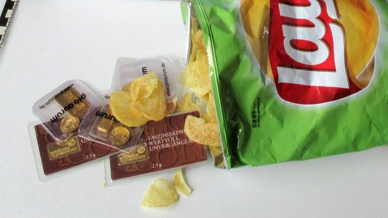 Gold liegt neben einer Chipstüte, in der es versteckt war.