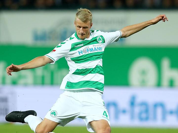 Der Fürther Lukas Gugganig spielt den Ball. Foto: Daniel Karmann/Archivbild