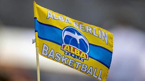 Ein Fan hält eine Fahne von Alba Berlin hoch.