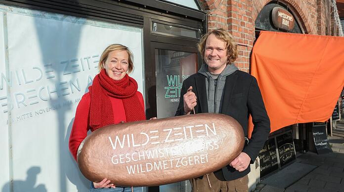 Es gibt noch viel zu tun vor der Eröffnung. Sabine und Christian Kroiß bringen ihr Schild an.