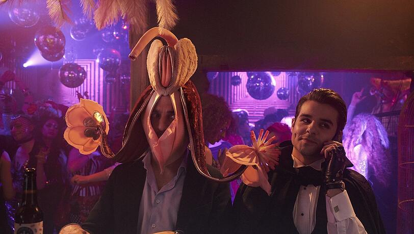 Superstar Marvin Bosch (Elyas M'Barek, li.) versteckt sich vor der Zudringlichkeit der Presse unter einer Klitorismaske.