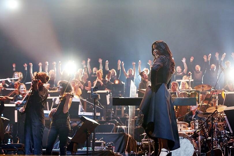 Völlig entspannt: Alexandra Arrieche, Leiterin von Orchester und Chor bei Night of the Proms, am Freitagabend auf der Bühne in der Olympiahalle.