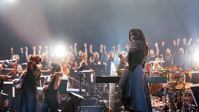 Völlig entspannt: Alexandra Arrieche, Leiterin von Orchester und Chor bei Night of the Proms, am Freitagabend auf der Bühne in der Olympiahalle. Völlig entspannt: Alexandra Arrieche, Leiterin von Orchester und Chor bei Night of the Proms, am Freitagabend auf der Bühne in der Olympiahalle.