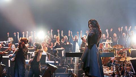 Völlig entspannt: Alexandra Arrieche, Leiterin von Orchester und Chor bei Night of the Proms, am Freitagabend auf der Bühne in der Olympiahalle.