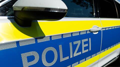 Zwei falsche Polizisten stehen vor Gericht. (Symbolbild)