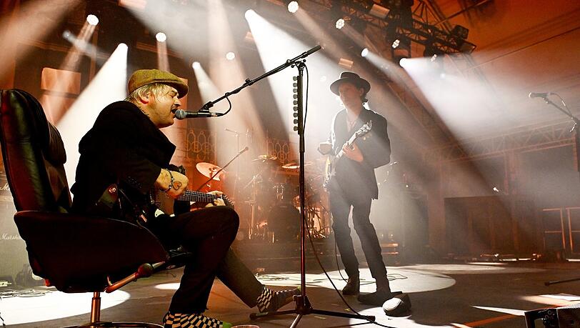 Pete Doherty (sitzend) und The Libertines in der Tonhalle.