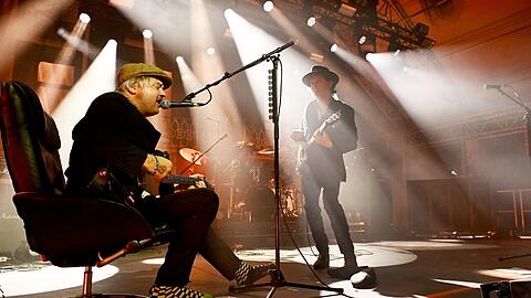 Pete Doherty (sitzend) und The Libertines in der Tonhalle.