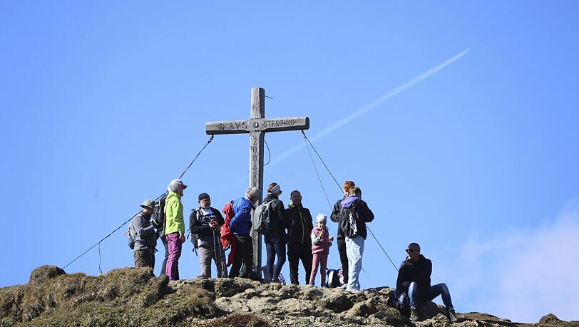 Auch an manchem Gipfel ist keine Ruhe mehr zu haben: hier am Roßkopf in Südtirol. Auch an manchem Gipfel ist keine Ruhe mehr zu haben: hier am Roßkopf in Südtirol.