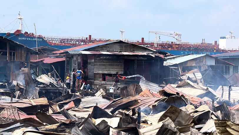 Die L&ouml;scharbeiten wurden nach Angaben von Einsatzkr&auml;ften durch enge Zufahrten, starken Wind und eingeschr&auml;nkten Zugang zu Wasser bei Ebbe erschwert.