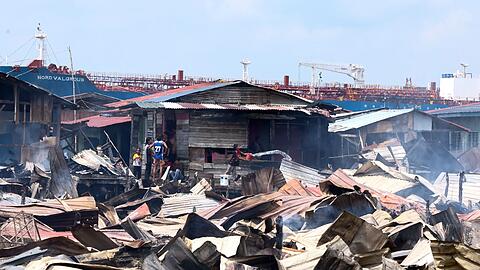 Die L&ouml;scharbeiten wurden nach Angaben von Einsatzkr&auml;ften durch enge Zufahrten, starken Wind und eingeschr&auml;nkten Zugang zu Wasser bei Ebbe erschwert.