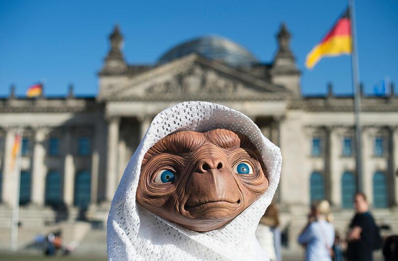 Politiker, Touristen und Berliner staunten am Montag nicht schlecht: Kult-Filmfigur "E.T." machte den Vorplatz des Berliner Reichstags unsicher...