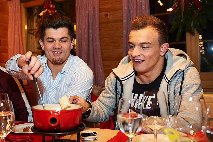 Xherdan Shaqiri vom FC Bayern München mit seinem Bruder Erdin (l.) in den Schweizer Alpen.
