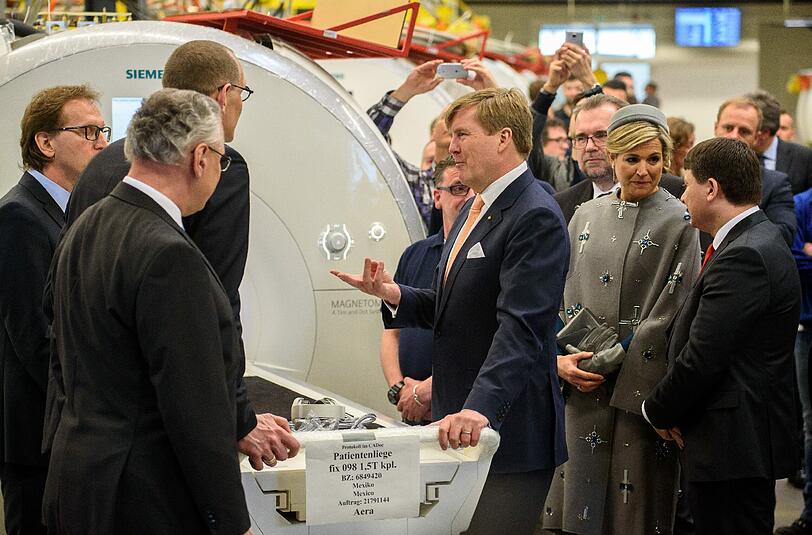 Im Siemens-Werk in Erlangen haben sich die Royals die Fertigung von Magnetresonanztomographen angesehen.
