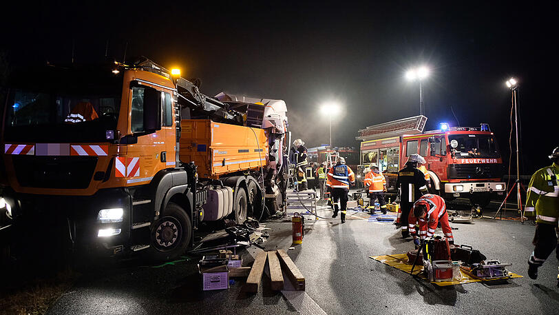 Die Fahrerkabine des Lkw wurde eingedrückt - der Fahrer kam mit lebensgefährlichen Verletzungen ins Krankenhaus.