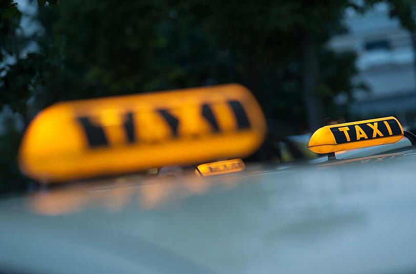 Die sechsköpfige Gruppe versuchte den Taxifahrer um sein Fahrgeld zu bringen. Deswegen rief er die Polizei, die Lage spitzte sich zu. (Archivbild)