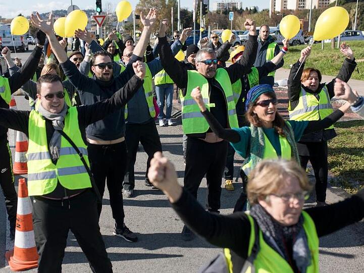 Demonstranten der "Gelbwesten" blockieren eine Straße in Marseille.