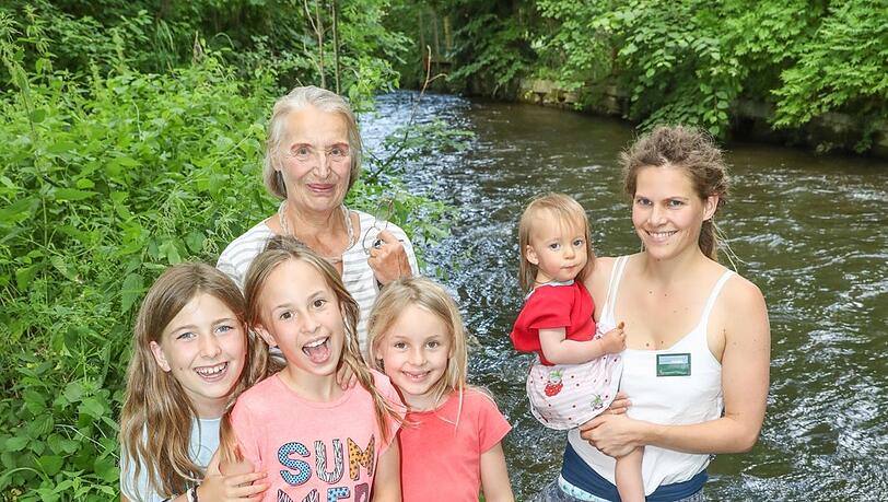 Ursula Schleibner mit den Kindern Mila (9), Emi (10), Ella (7), Lina (1) und Würmrangerin Sabrina.