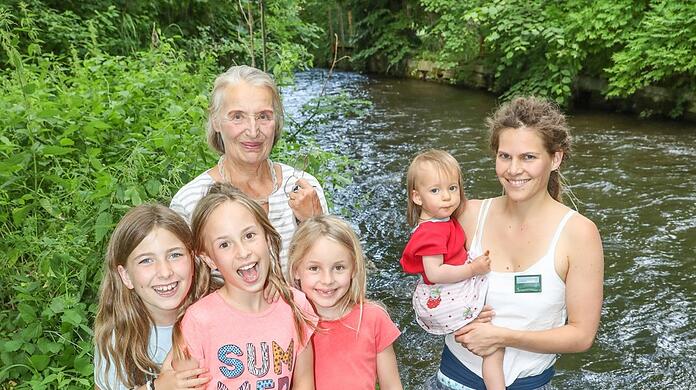 Ursula Schleibner mit den Kindern Mila (9), Emi (10), Ella (7), Lina (1) und Würmrangerin Sabrina.