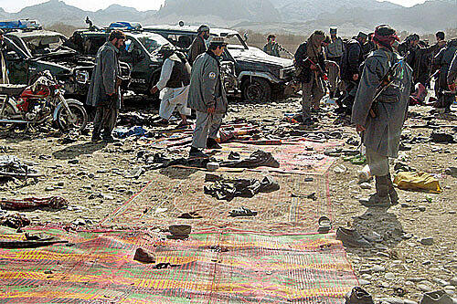 Polizisten am Schauplatz des Selbstmordanschlags in Kandahar