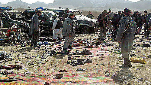Polizisten am Schauplatz des Selbstmordanschlags in Kandahar Polizisten am Schauplatz des Selbstmordanschlags in Kandahar