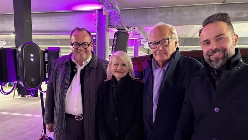 Wirtschaftsreferent Clemens Baumgärtner (CSU), Nadja Weicker von Elaway, Investa-Boss Klaus Laminet und Patrick Vesely von Elaway bei der Einweihung des elektrischen Parkhauses.