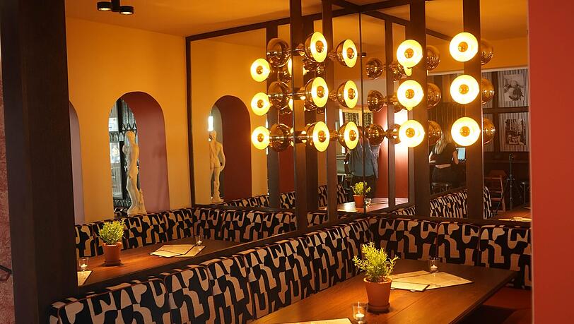 Edle Lampen, gemütliche Polster und dunkles Holz machen aus dem Lokal eine richtig edle L'Osteria-Filiale. Edle Lampen, gemütliche Polster und dunkles Holz machen aus dem Lokal eine richtig edle L'Osteria-Filiale.