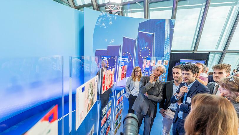 Die EZB hat Ende 2021 einen Prozess zur Neugestaltung der Geldscheine angestoßen. Im Juli 2026 stellte EZB-Präsidentin Christine Lagarde die Gestaltungsentwürfe vor, die in die engere Wahl gekommen sind. (Archivbild) Die EZB hat Ende 2021 einen Prozess zur Neugestaltung der Geldscheine angestoßen. Im Juli 2026 stellte EZB-Präsidentin Christine Lagarde die Gestaltungsentwürfe vor, die in die engere Wahl gekommen sind. (Archivbild)