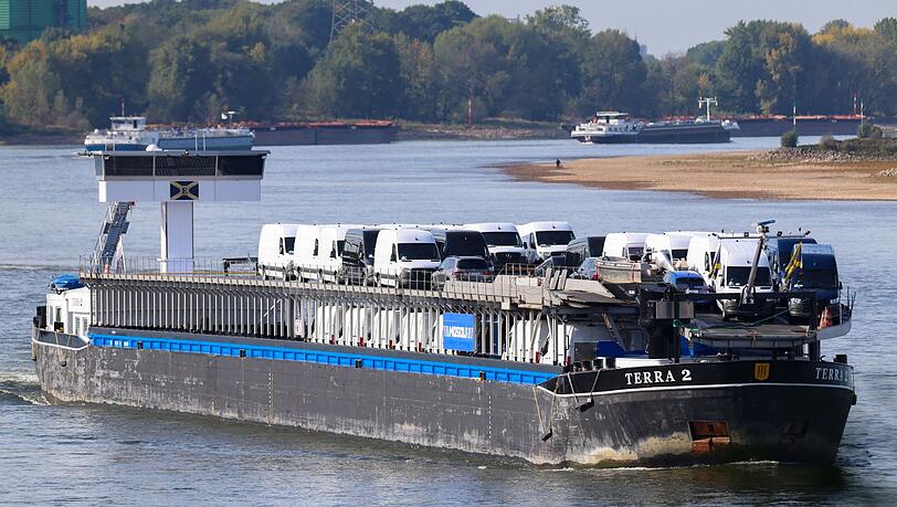 Das Frachtschiff kommt auf dem Rhein gut voran, hier ein Foto vom Duisburger Rheinufer aus. Das Frachtschiff kommt auf dem Rhein gut voran, hier ein Foto vom Duisburger Rheinufer aus.