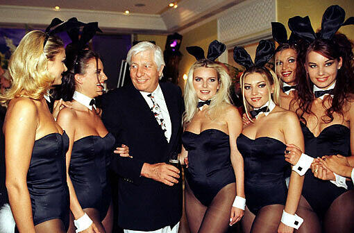 Der &bdquo;Playboy&ldquo; war 42 Jahre lang glücklich verheiratet: Zusammen mit Bunnys bei einer Feier 1997.