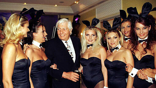 Der „Playboy“ war 42 Jahre lang glücklich verheiratet: Zusammen mit Bunnys bei einer Feier 1997. Der „Playboy“ war 42 Jahre lang glücklich verheiratet: Zusammen mit Bunnys bei einer Feier 1997.