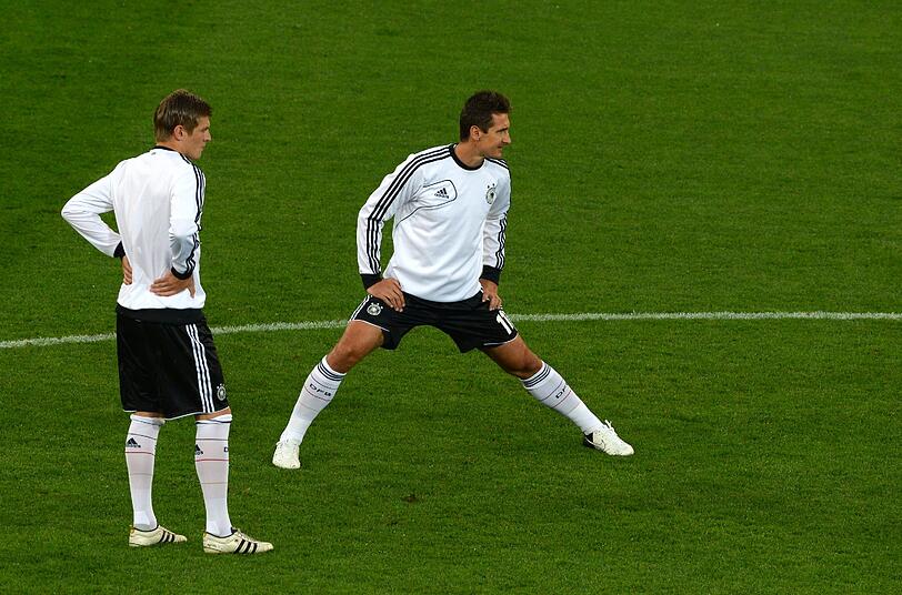 Bereit für den Auftakt: Die deutsche Mannschaft wärmt sich auf für die erste Partie gegen Portugal.