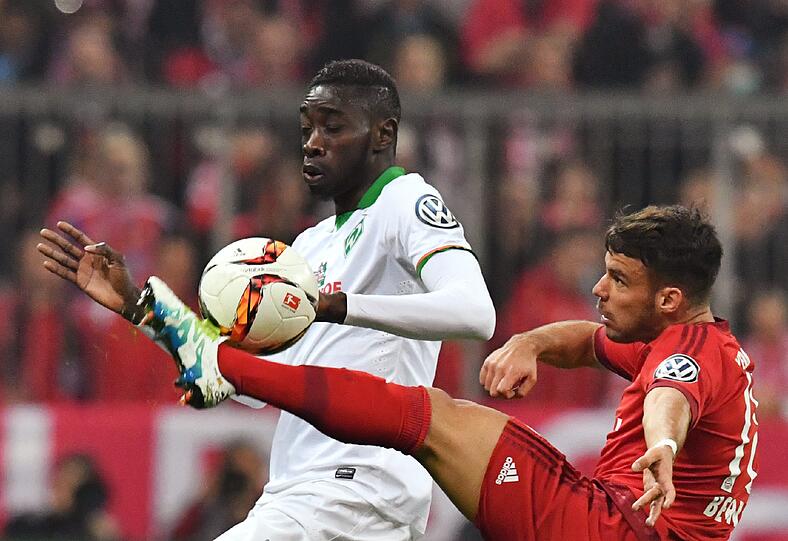 JUAN BERNAT: NOTE 4.
Der Spanier sicherte die linke Seite und damit sowohl Götze als auch 
Ribéry ab. Sehr trickreich und ballsicher. Nach 58 Minuten musste  
Bernat runter, weil Guardiola die Abwehr kopfballsicherer machen wollte.