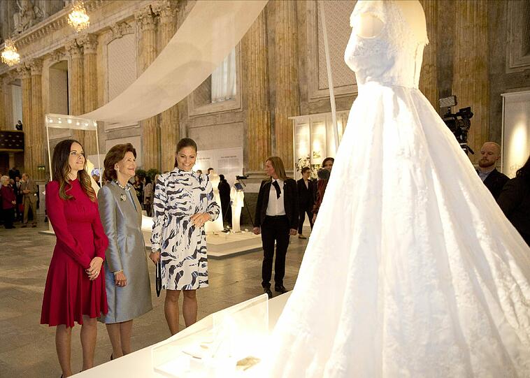 Seide und Spitze wohin das Auge reicht: Wer die zauberhaften Brautkleider von Kronprinzessin Victoria, Prinzessin Madeleine, Prinzessin Sofia und Königin Silvia schon immer mal hautnah bewundern wollte, sollte sich die Ausstellung über royale Brautkleider im königlichen Schloss in Stockholm nicht entgehen lassen.