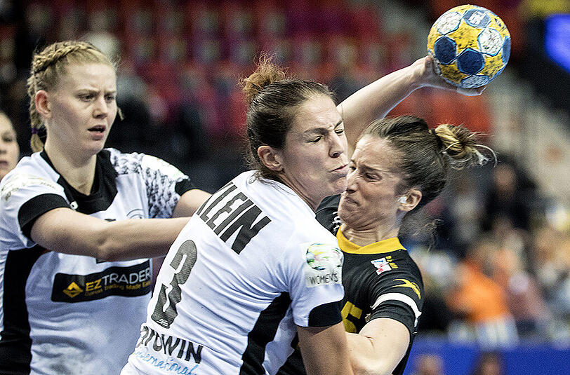Die deutschen Handballerinnen müssen am Mittwoch im EM-Spiel gegen Schweden auf Leistungsträgerin Isabell Klein (Mitte) verzichten.