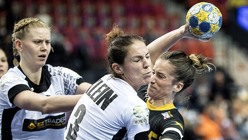 Die deutschen Handballerinnen müssen am Mittwoch im EM-Spiel gegen Schweden auf Leistungsträgerin Isabell Klein (Mitte) verzichten. Die deutschen Handballerinnen müssen am Mittwoch im EM-Spiel gegen Schweden auf Leistungsträgerin Isabell Klein (Mitte) verzichten.