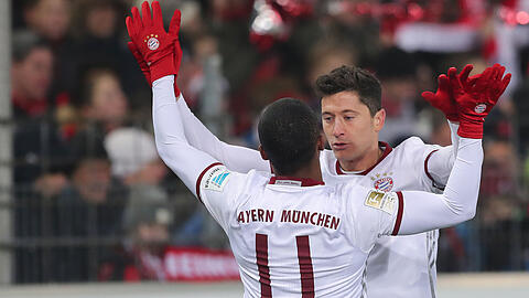 Zwei von sieben Unverzichtbaren beim FC Bayern München: Douglas Costa (l.) und Robert Lewandowski. Das komplette Ranking finden Sie in den folgenden Bildern.